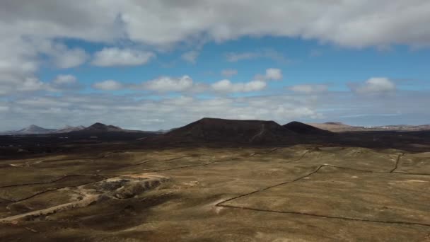 Неплідний Посушливий Ландшафт Природи Острові Лансароте Вулканічними Горами — стокове відео