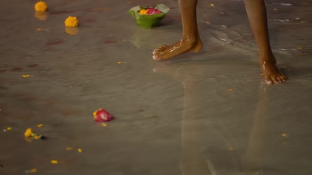 Barn Som Springer Stranden Ganga Floden Med Marigold Blommor Spolas — Stockvideo