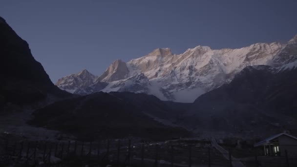 Krajobraz Śnieżnych Gór Nad Świątynią Kedarnath Uttarakhand Indie Prawy Strzał — Wideo stockowe