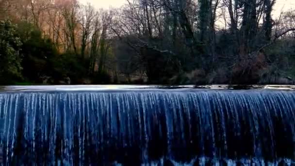 Río Que Fluye Sobre Pequeña Presa Desvío Coruña España Con — Vídeos de Stock