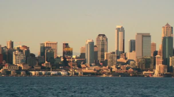Pan Seattle Skyline Reveal Space Needle — стоковое видео