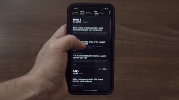 Scrolling Latest News Feed Phone Watching Stocks App Iphone — Wideo stockowe