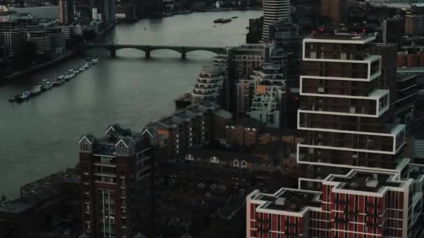 Battersea River Daki Modern Apartman Binaları Arka Planda Battersea Köprüsü — Stok video