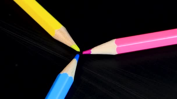 Cyan Magenta Yellow Crayons Pointing Each Other Slowly Rotating Macro — Wideo stockowe