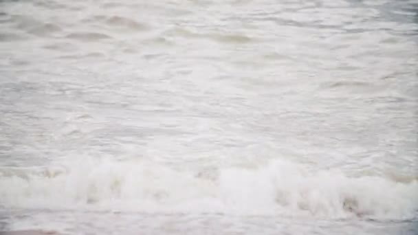 Detailní Záběr Vlny Lámající Tvrdě Pláži — Stock video