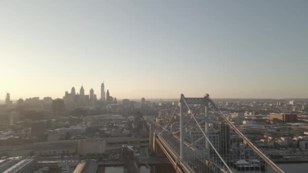 Ben Franklin Bridge Sunset Overlooking Philadelphia Skyline Pennsylvania Aerial Slow — Wideo stockowe