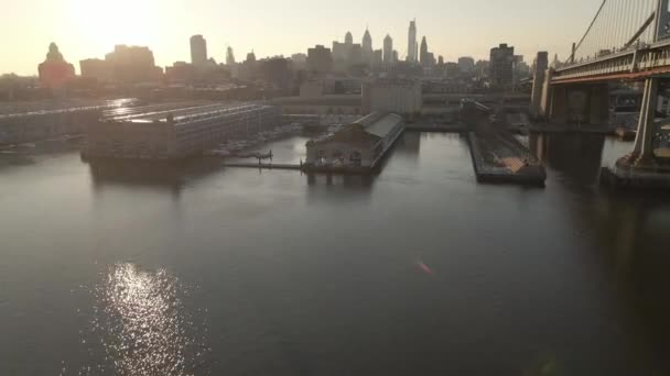 Lesklá Voda Řeky Delaware Soumraku Mostem Benjamina Franklina Panorama Philadelphii — Stock video