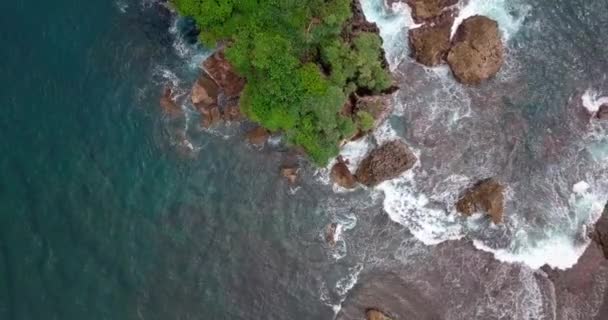 Aerial Top Shot Crashing Water Rocks Boulders Jungwok Beach Indonesia — Stockvideo