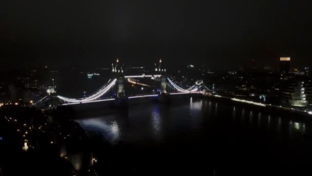 Lövöldözés Torony Hídjáról Egy Ködös Éjszakán — Stock videók