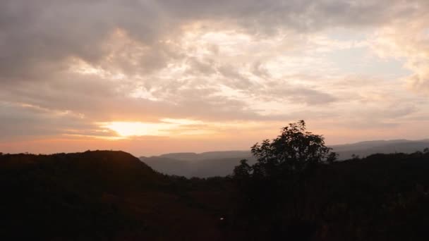 Sonnenuntergang Dramatisch Orangefarbener Himmel Mit Bergschatten Morgen Aus Flachem Winkel — Stockvideo