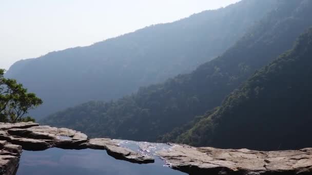 高い角度からの山の崖に鬱蒼とした森がある天然のスイミングプールビデオNongna Meghalaya Indiaで撮影 — ストック動画