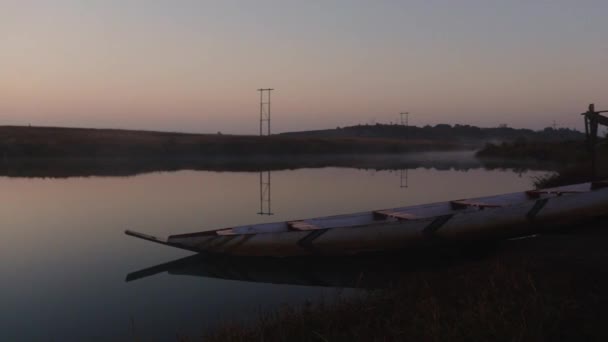 Aguas Tranquilas Lago Con Barco Madera Tradicional Amanecer Cielo Naranja — Vídeos de Stock