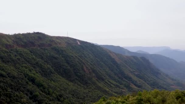 Valle Montaña Cubierto Bosques Verdes Nieblas Mañana Desde Ángulo Plano — Vídeos de Stock