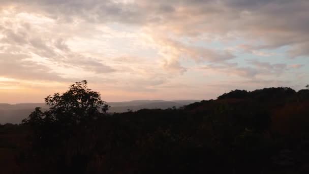 橙色天空 晨光从平坦的角度投下山影 — 图库视频影像