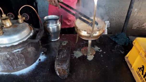 Gießen Zubereitete Tandoori Milk Tea Oder Chai Mit Tea Stainer — Stockvideo