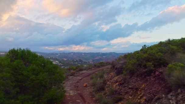 구름낀 스페인 말라가 평야에서 오른쪽에서 왼쪽으로 비행기를 이동하는 — 비디오