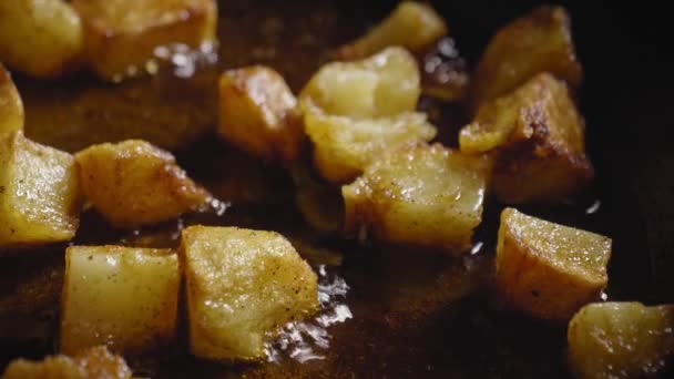 Vedere Aproape Zodii Cartofi Prăjiți Într Tigaie Lingură Lemn Stirring — Videoclip de stoc