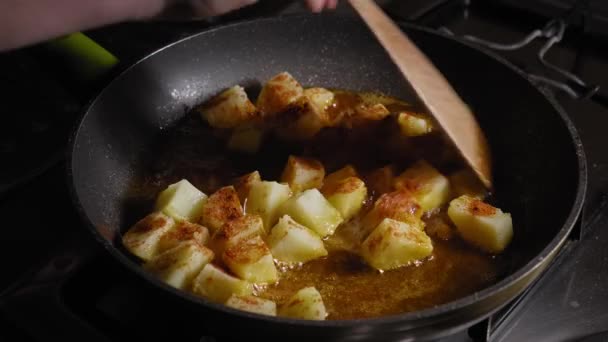 揚げたてのじゃがいもをフライパンで焼きます おいしい料理 — ストック動画