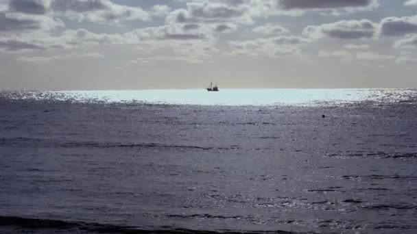 Silhouette Bateau Pêche Lointain Dans Reflet Lumière Soleil Sur Mer — Video