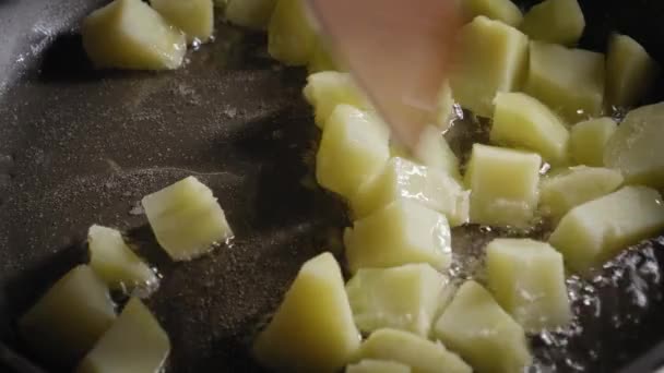 Крупним Планом Вигляд Людини Перемішує Сковороді Смаженою Картоплею — стокове відео