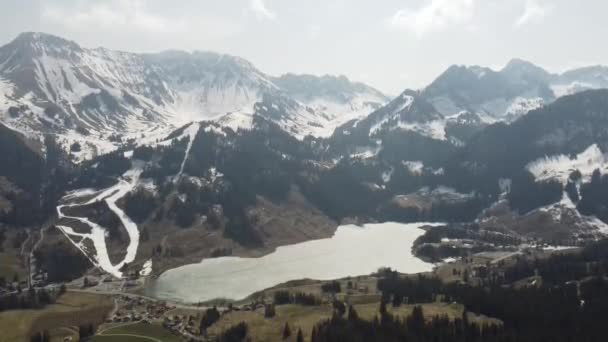 弗里堡 州冰冻的著名的瑞士高山湖 Schwarzsee 上令人惊叹的景色 山上有雪 — 图库视频影像