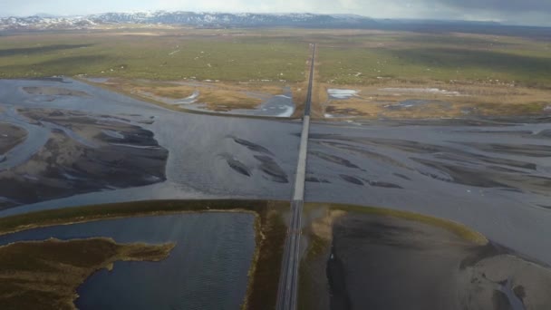 Aflopend Luchtfoto Van Auto Rijden Brug Eldvatn Rivier Ijsland Cinematisch — Stockvideo