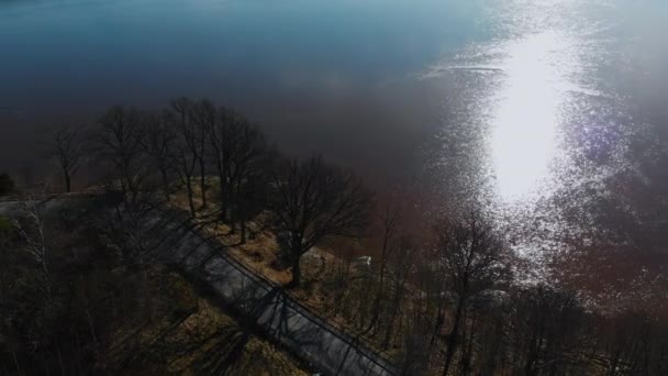 Drone Caminho Pedestre Perto Água Pequena Estrada Perto Água Lago — Vídeo de Stock