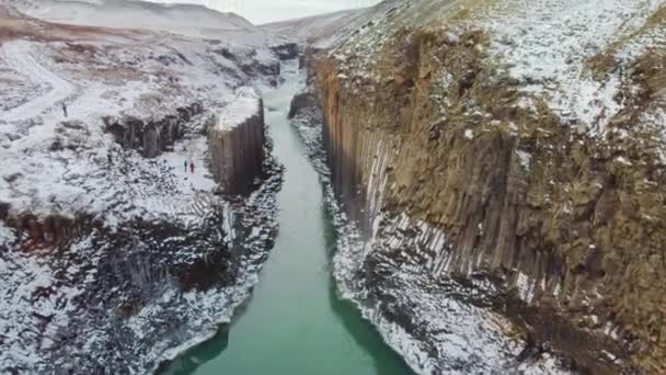 スタドラギル渓谷の美しい空の景色とアイスランドで最も多くの玄武岩列 — ストック動画
