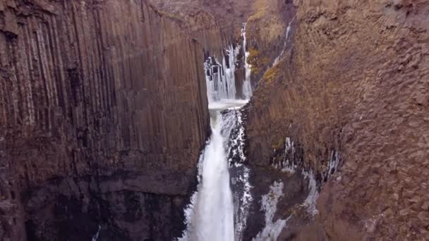 Vista Cascada Litlanesfoss Columnas Verticales Basalto Están Alrededor Municipio Fljotsdalshreppur — Vídeos de Stock