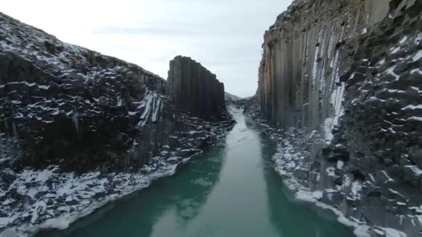 Studlagil Canyon Hexagonal Basalt Columns Turquoise Water Hidden Gem Fpv — Vídeo de Stock