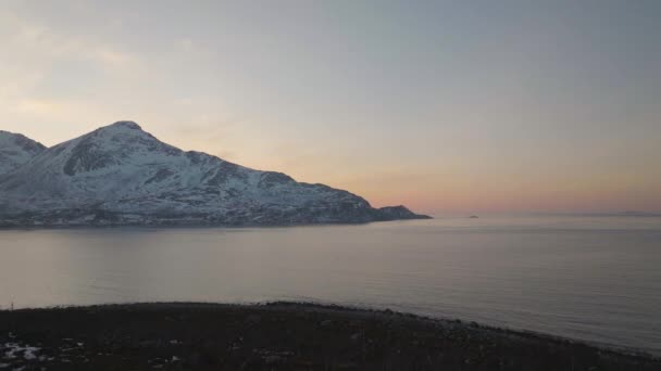 Lento Avión Tripulado Voló Sobre Una Orilla Isla Kvaloya Noruega — Vídeos de Stock