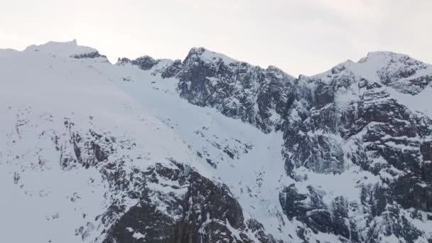 Повільний Безпілотник Збільшив Масштаб Гірських Вершин Середній Постріл Чорною Скелею — стокове відео