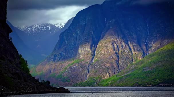 Czas Upływa Strzał Cieni Chmur Górach Między Fiordem Wodą Norwegii — Wideo stockowe