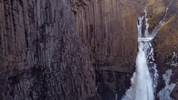 Litlanesfoss Waterfall Surrounded Basalt Columns Way Taller Hengifoss Waterfall East — Vídeo de Stock