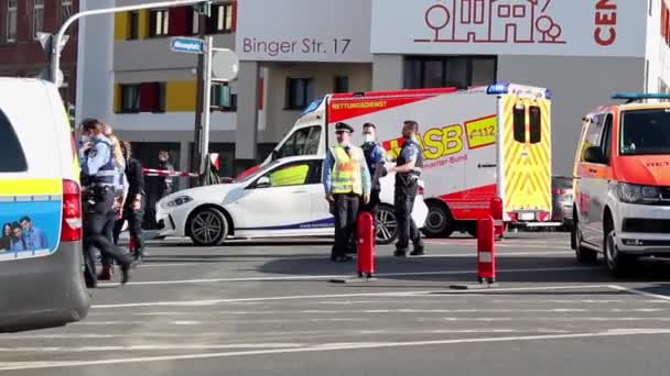 3月22日在德国美因茨发生的刀伤现场 多名警察走过车架 蓝色的救护车灯火通明 — 图库视频影像