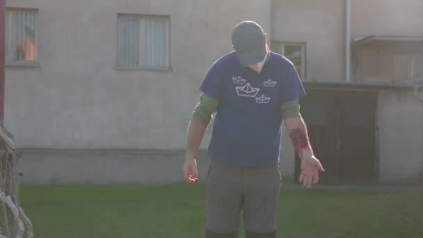 Skadad Kaukasisk Man Bär Ansiktsmask Medan Han Blöder Från Armen — Stockvideo