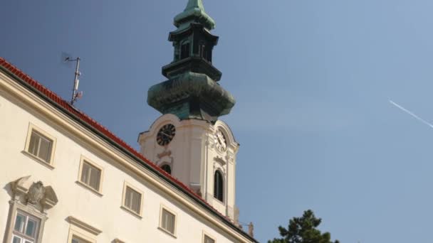 澄んだ青い空 スロバキア 中央ヨーロッパ 歴史遺産に対する古い教会の主歴史的塔のニトラ城のメディアショット — ストック動画