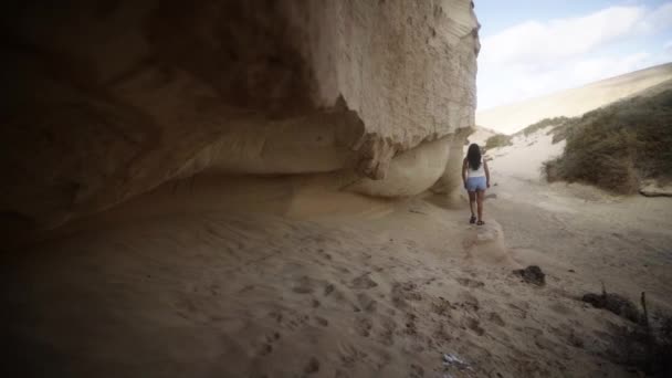 Samostatná Procházka Písečných Dunách Fuerteventura Španělsko Zpomaleném Filmu — Stock video