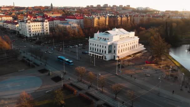 Воздушная Съемка Театра Stora Teatern Старой Европейской Архитектурой Гётеборге Люди — стоковое видео