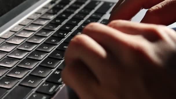 Mãos Digitando Teclado Laptop Alto Ângulo Estático Close Tiro — Vídeo de Stock