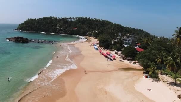 Take Shot Multiple Colorful Umbrellas Wide Sandy Beach 사람들 여름을 — 비디오