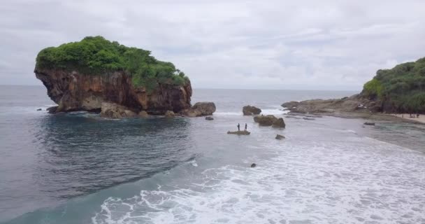 Pandangan Udara Terhadap Dua Orang Yang Berdiri Atas Batu Karang — Stok Video