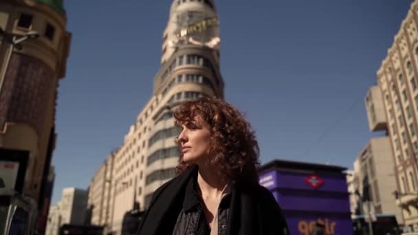 Jonge Gekrulde Europese Vrouwelijke Toerist Bezoek Madrid City Center Spanje — Stockvideo