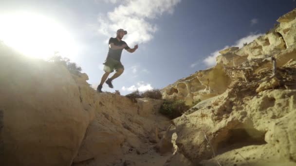 Salto Altura Cruzando Dos Acantilados Fuerteventura España — Vídeo de stock