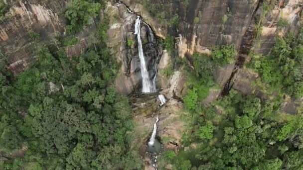 Slow motion letecký záběr ohromujícího vodopádu vylévajícího ze skalnaté horské díry, Srí Lanka