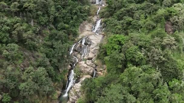 Tilt Shot Hermosa Cascada Que Fluye Hacia Abajo Green Wide — Vídeos de Stock