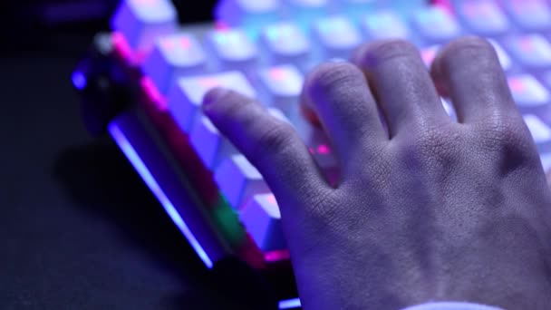 Jeune Homme Main Aide Des Touches Clavier Mécanique Avec Lumières — Video