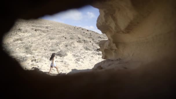 Promenade Féminine Audacieuse Désert Fuerteventura Ralenti — Video