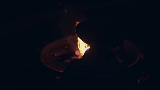 Silhouette Lonely Cowboy Sitting Bonfire Dark Night Back View — стоковое видео
