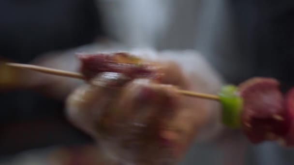 Mãos Pessoa Colocando Carne Vegetais Espeto Madeira Close Vista Portátil — Vídeo de Stock